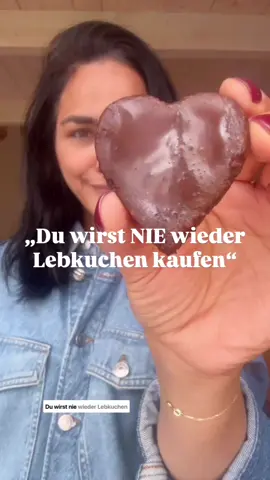 nadjibhas.rezepte Team LEBKUCHEN?! Zuckerfrei, pure Zutaten und in 5 min fertig Du wirst NIE wieder Lebkuchen kaufen Diese kleinen Energiebomben sind: ohne Zucker ohne Backen @ in 5 Minuten fertig Gemahlene Mandeln, getrocknete Aprikosen, Kakao & Lebkuchengewürz - that's it. Einfach mixen, formen, kühlen und genießen No-Bake Lebkuchen mit gemahlenen Mandeln & getrockneten Aprikosen Zutaten (für ca. 6-8 Stück) 100 g gemahlene Mandeln 60-70 g getrocknete Aprikosen (weich, ggf. kurz in heißem Wasser einweichen) • 1 EL Kakaopulver (ungesüßt) • 1-2 TL Lebkuchengewürz • 1-2 EL Mandelmilch, je nach Konsistenz (Optional: 1 Messlöffel Whey-Protein → für mehr) & Zubereitung 1. Aprikosen einweichen (5 Min. in heißem Wasser, dann abgießen). 2. Alle Zutaten in einem Mixer zu einer gleichmäßigen, leicht klebrigen Masse verarbeiten. 3. Falls zu trocken → Schluckweise Mandelmilch zugeben. 4. Aus der Masse Kugeln oder flache Lebkuchen formen. 5. Im Kühlschrank ca 20 Min. fest werden lassen. Sie schmecken nach Weihnachten - nur gesünder a #nobakelebkuchen #zuckerfreierezepte #gesundleben #weihnachtsrezepte #energyballs     