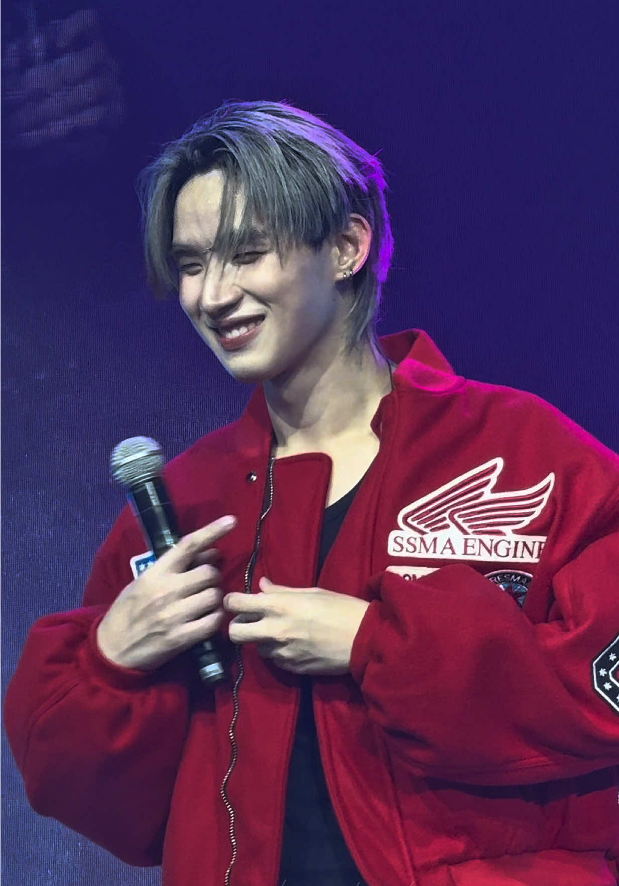 hongshi vs. his earpiece 🤣 @ตี๋โบ๊เบ๊ #honglykn #LYKNTOURxMANILA #LYKNUNLEASHEDWORLDTOUR #LYKNUnleashedConcertinManila 
