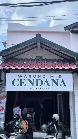 📍@Warung Mie Cendana  mie yg viral di malang akhirnya buka di jogja, selain rasanya enak ternyata harganya cuma 17.000an aja lo🤩 lokasinya dekat pusat kota jogja, wajib cobain si‼️ #miecendana #mieviral #kulinerviral #kulinerjogja #jogjafoodhunter 