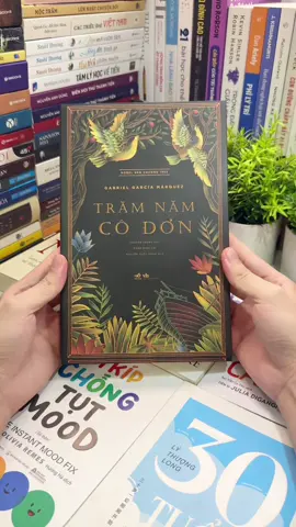 “Trăm Năm Cô Đơn” – Khi con người bị trói trong chính nỗi cô đơn của định mệnh. Đó là câu chuyện về một gia tộc cô độc, sống qua nhiều thế hệ trong một thị trấn bị thời gian lãng quên. Họ đã yêu, rồi đánh mất nhau, hy vọng rồi tuyệt vọng, sống giữa khát vọng lớn lao — cùng với đó là nỗi cô đơn vô tận. Mỗi người là một vòng xoáy của ký ức — nơi hạnh phúc luôn đi cùng bi kịch. Dù có tình yêu, quyền lực hay tri thức, họ vẫn bị giam cầm trong thế giới cô lập của chính mình. Tác giả cho bạn thấy rằng: cô đơn không phải là hình phạt, mà là bản chất của con người — là nơi bạn đối diện với ký ức, với tình yêu và cả với chính mình. Nếu một ngày bạn thấy mình lạc lõng giữa thế gian, hãy đọc “Trăm Năm Cô Đơn.” Không phải để trốn chạy, mà để hiểu rằng: đôi khi, chính cô đơn — lại là dáng đứng đẹp nhất của con người.#kinhnghiemsong_book #sach #sachhay #tramnamcodon 