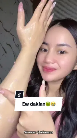 Ternyata mandi aja gak cukup loh! Yuk rontokin daki pake Vita Smoothies biar samaan kayak Kak @rdiaaan juga🩷 #Hanasui #HanasuiBodycare #HanasuiVitaSmoothies #10DetikDakiRontok 