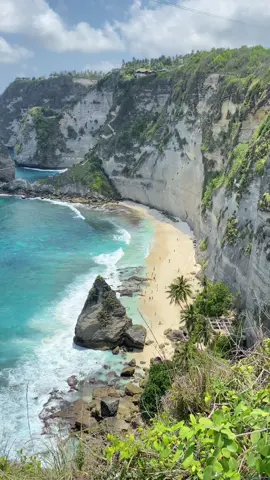 Amazing view at Diamond Hill @wonderful diamond beach #wonderfuldiamondbeach #fypdonggggggg #fyppppppppppppppppppppppp #fy #nusapenida #fyp #bali #wonderfulindonesia #indonesia 