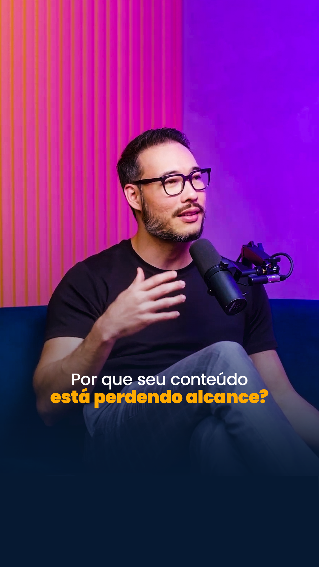 Como aumentar a retenção nos Reels? 👉 Se você quer que seus Reels performem melhor, precisa entender uma lógica central: retenção é o fator mais importante para a entrega de vídeos. Não é sobre postar mais, é sobre manter as pessoas assistindo até o fim. Quanto maior o tempo de permanência do público no vídeo, maiores as chances dele ser distribuído para não seguidores e expandir seu alcance. 🧠 Quanto mais tempo você retém o usuário dentro do app, mais anúncios ele verá. Isso significa que, se o seu conteúdo não prende atenção, ele perde prioridade. Conteúdos puramente promocionais ou que parecem panfletos digitais dificilmente geram retenção. O público não entra nas redes para ver propaganda, mas para se entreter, aprender ou se conectar. 🎯 Outro ponto é entender a lógica dos primeiros segundos. Em redes de rolagem rápida, como Instagram e TikTok, o tempo médio para capturar atenção é extremamente curto. Se você não cria um gancho forte logo de início — seja uma pergunta instigante, um dado curioso ou até uma cena inesperada —, a pessoa desliza e você perde a oportunidade. 🚀 Retenção também depende de técnica. Edição dinâmica, cortes de respiro, transições criativas e uso de b-rolls são recursos que mantêm o ritmo e reduzem a monotonia. Sequências muito longas, pausas desnecessárias ou roteiros dispersos prejudicam o tempo de visualização e, consequentemente, o alcance do conteúdo. 🏆 Se você quer entender como criar um conteúdo que engaja e vende, como alavancar seu perfil e quais são as tendências pro ano que vem, faça sua inscrição no Workshop Tendências do Instagram 2026. Link na bio! 🎬 Recorte do Digital Cast da @carolinemanchini