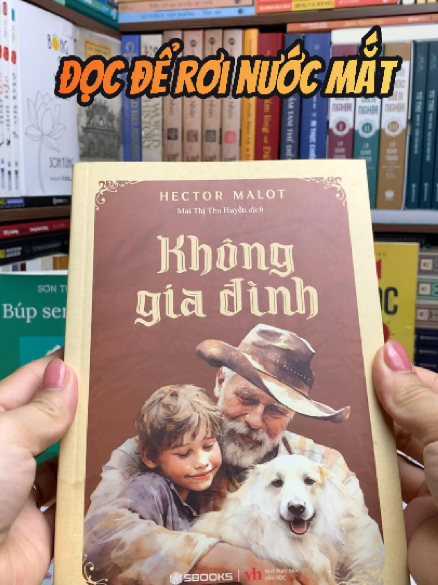 Không Gia Đình – cuốn tiểu thuyết đã khiến hàng triệu người trên thế giới phải rơi nước mắt. Giữa trời tuyết trắng, một cậu bé đứng hát trong đêm đông giá rét. Giọng hát nhỏ bé ấy chứa cả nỗi cô đơn, lòng dũng cảm và một niềm tin mong manh rằng ngày mai sẽ có người nghe mình. Cậu bé ấy tên là Remi, một đứa trẻ không biết cha mẹ là ai, bị bán đi, sống cùng gánh hát rong, lang thang khắp nước Pháp – hát để đổi lấy ổ bánh mì hay một chỗ ngủ qua đêm. Dù nghèo đói hay bị phản bội, Remi vẫn giữ trong tim lòng nhân hậu và niềm tin rằng thế giới này vẫn còn người tốt. Sau bao năm cô độc, Remi cuối cùng cũng tìm thấy gia đình thật của mình. Nhưng điều cậu học được còn quý giá hơn nhiều – rằng gia đình không phải nơi ta sinh ra, mà là nơi có người sẵn sàng yêu thương ta vô điều kiện. “Không Gia Đình” không chỉ là câu chuyện của một cậu bé mồ côi, mà còn là tấm gương soi vào trái tim mỗi chúng ta, để thấy rằng lòng tốt vẫn là thứ đáng giá nhất trên đời. Nếu bạn muốn con mình hiểu thế nào là nghị lực, thế nào là lòng nhân ái, hãy để “Không Gia Đình” nằm trên bàn học của con. Vì đôi khi, chỉ một câu chuyện thôi, cũng đủ dạy con bạn cách làm người suốt cả đời. Hiện “Không Gia Đình” đang được trợ giá – bạn có thể đặt ngay ở góc trái video này. #TheheVuonMinh #KiNguyenVuonMinh #HangVietVuonMinh #BookTok #anhsangtrithuc1 #sachhay #sách #sach #books #KHONGGIADINH #tieuthuyet