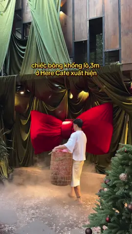 Here mới lên thêm concept chiếc nơ bông khổng lồ trong vườn cổ tích nhé. Cả nhà đâu hết rồi #herecafe #christmas #bìnhdương #coffee #viral 