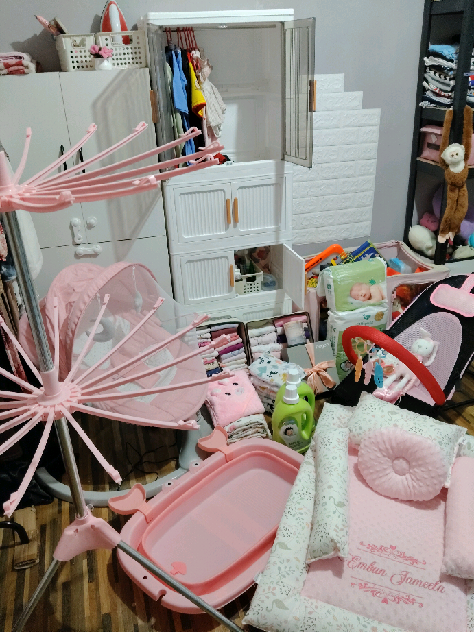 Alhamdullilah!! 27weeks persiapan barang baby dah nak siap semuanya.. paling awal beli, sbb BABY GIRL setelah 3 boys 🤣🌸 katil baby pun dh beli. tapi pre ordernya 14 hari kawan kawan.. menanti dengan penuh kesabaran je ni 🤣 #fyp #itsagirl🎀 