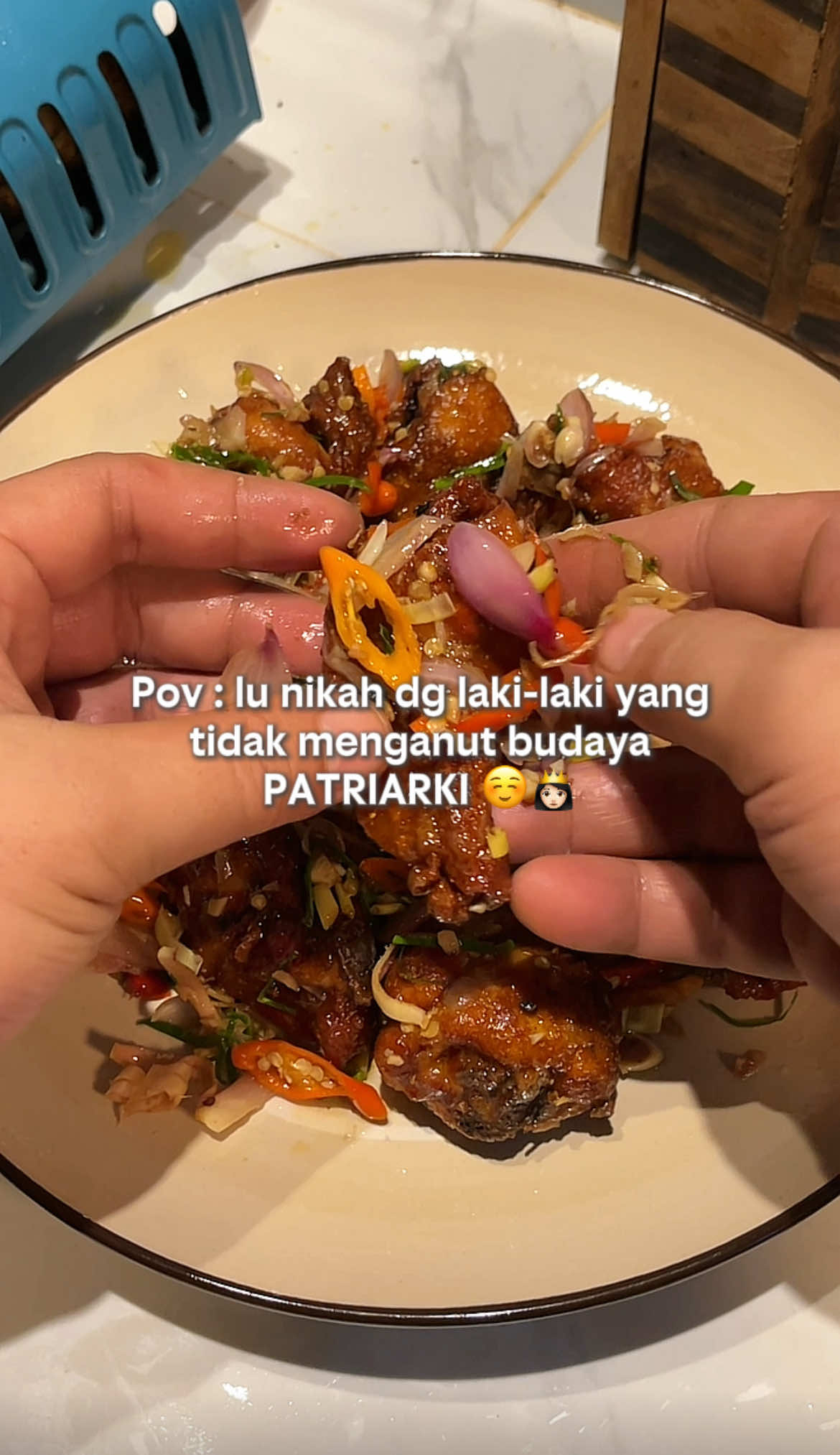 impian siapa hayoo? Dinafkahin + dimasakin + dibantuin beres” 🤪 Btw resep Ayam Goreng Terasi Pedas X sambal matah detailnya udah ada divideo yakkk, wenakk poll 🤤 #maybefik #ayamgorengterasi_satset #resepsatset #ayamgorengterasi #ayamgorengterasidaunjeruk 