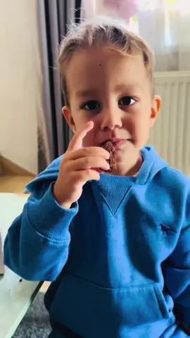 ✨ Duminica noastră miroase a biscuiți Tremarie și chicote de copil 🍪 Două variante delicioase, o masă plină de firimituri și un moment simplu, dar perfect. Pentru că uneori, fericirea chiar vine într-o cutie de biscuiți 💛 📦 Găsești biscuiții Tremarie de la Galbusera și online — pe Freshful, Sezamo, eMAG, dar și în magazinele Carrefour, Mega Image și Bebe Tei. #Tremarie #gustarededuminică #momlife #biscuiți #momentedulci  @Mico Total Distribution @bebetei.ro @Sezamo Romania @megaimageromania @Carrefour România @Freshful by eMAG @eMAG @Bringo 