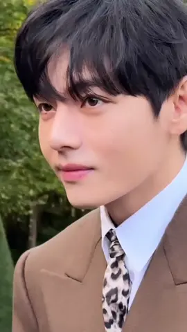 Tui Sapam Kim Taehyung hôm nay nhá. Ai thấy phiền thì xin lỗi nha😁 V FOR PARIS FASHION WEEK  CELINE AMBASSADOR TAEHYUNG  #TAEHYUNGxCELINE #VxCELINEPFW #CELINESUMMER2026 #PFW @celineofficial    