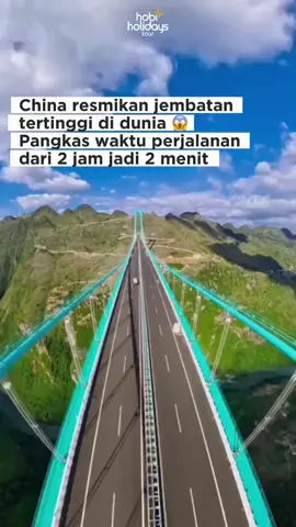 hobiholidaystour Huajiang Grand Canyon Bridge Jembatan Tertinggi di Dunia Resmi Dibuka di China! China kembali mencetak rekor dunia dengan peresmian Huajiang Grand Canyon Bridge, jembatan megah yang membentang 625 meter di atas Sungai Beipan di provinsi Guizhou. Bayangkan melintasi jembatan setinggi lebih dari 200 lantai gedung pencakar langit, sambil menikmati pemandangan air terjun dan lembah hijau di bawahnya benar-benar seperti negeri di atas awan!