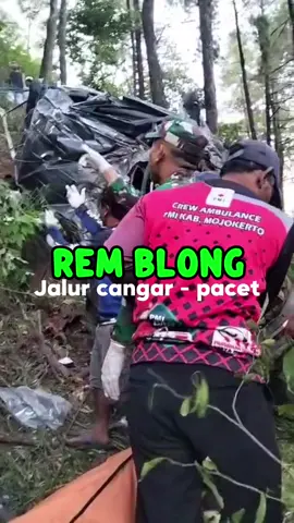 Innalilahi wainnailaihi rojiun 🥹 Kecelakaan di Jalur Cangar Mojokerto, Diduga Akibat Rem Blong Minggu, 5 Oktober 2025 — Di duga Sebuah kecelakaan tunggal terjadi di jalur ekstrem Cangar–Mojokerto siang ini. Diduga kuat, mobil yang melaju di turunan tajam mengalami rem blong hingga menyebabkan insiden tragis yang melibatkan sekitar tujuh orang korban. Ambulans Dikerahkan ke Lokasi Petugas medis dan tim evakuasi segera meluncur ke Tempat Kejadian Perkara (TKP) setelah menerima laporan dari warga sekitar. Kabar terbaru ada korban MD. Video WAG relawan Sese #infoseputartrawas #trawas #pacet #cangar #remblong 