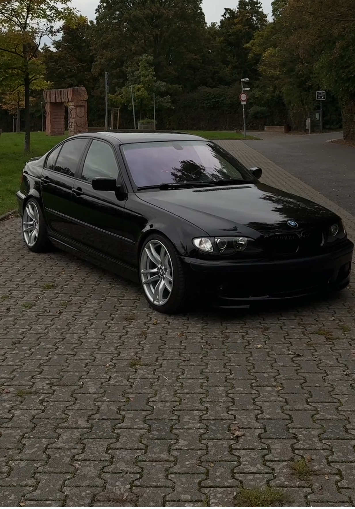 🖤 BMW E46 320d – schwarz 🔥 150 PS | 330 Nm | RWD ⏱️ 0–100 km/h in ca. 9,3 Sek. 🏁 Top Speed: ~211 km/h ⛽ Verbrauch: 5,6–6,8 l/100 km 🛢️ Tank: 63 Liter #bmw #e46 #cartok #blackbbeauty #classic 