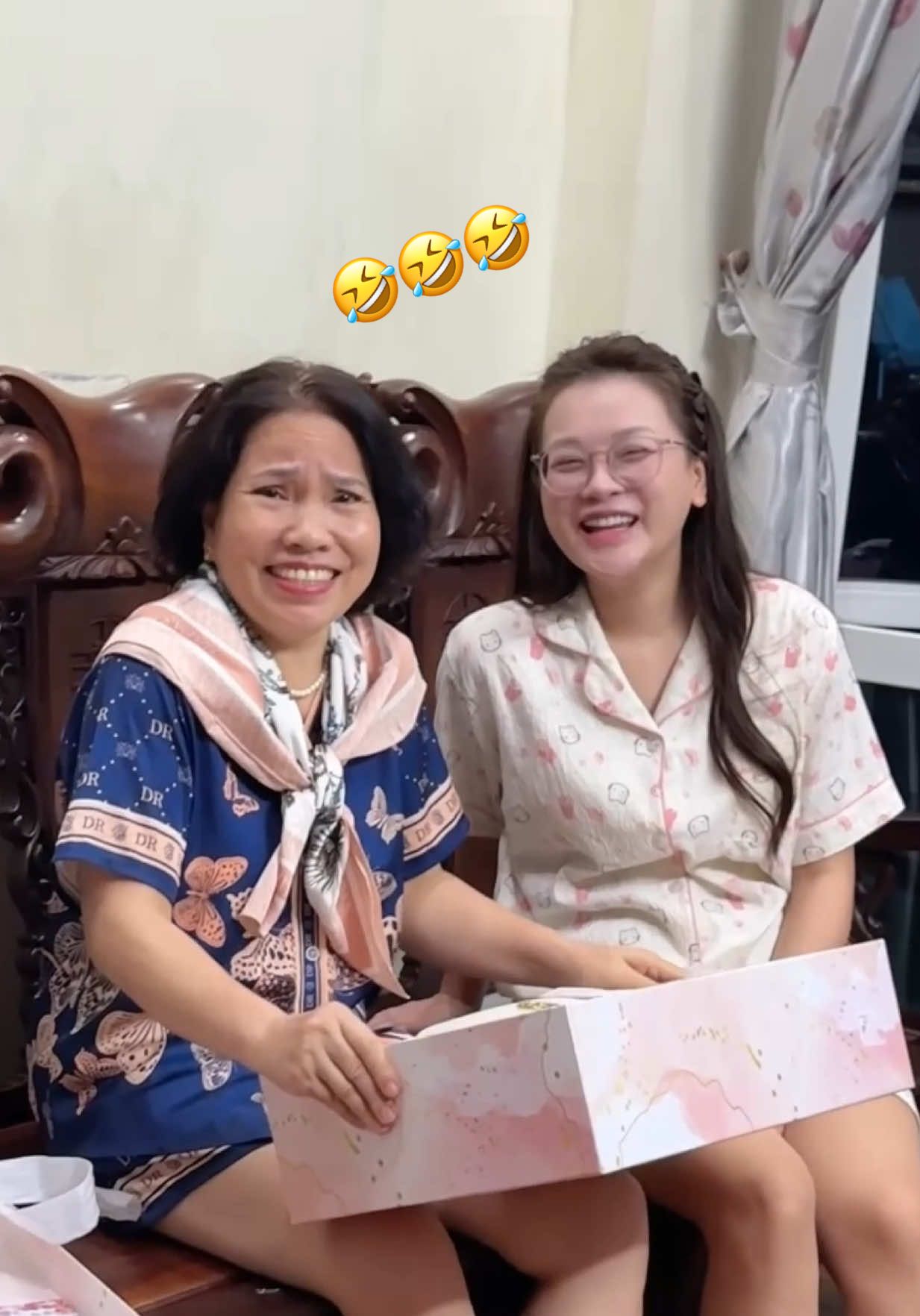 Mẹ tui chiều Ly lắm 🤧 #soanh #lylysury #yeutudieunhonhat #hapas #quatang20_10 