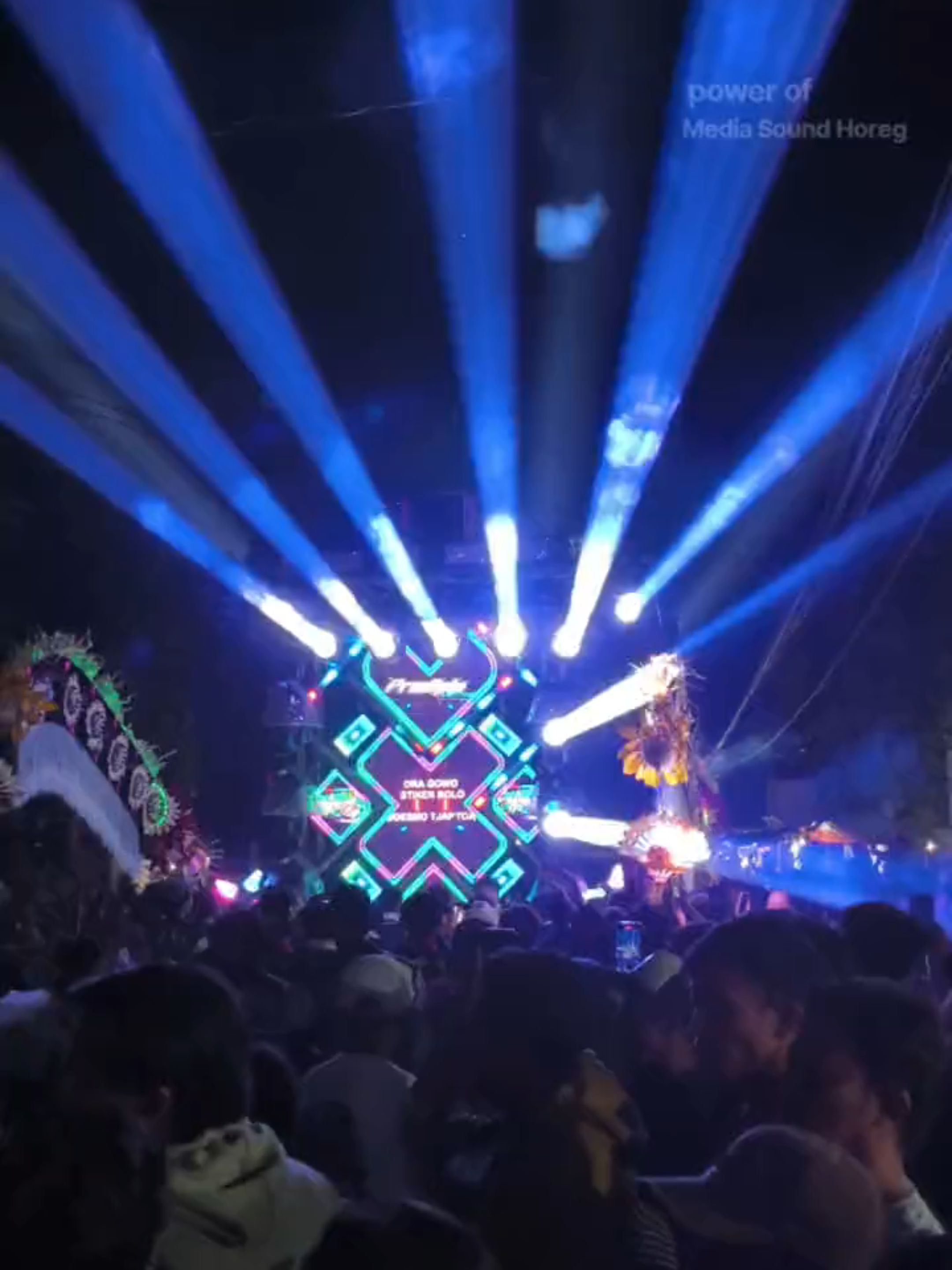 Banyak sound ternama yang tampil di karnaval tejowangi pasuruan dan ini dia salah satunya#desmomusic #tiongkokgenk #soundhoregjawatimur #foryoupage @desmo_music