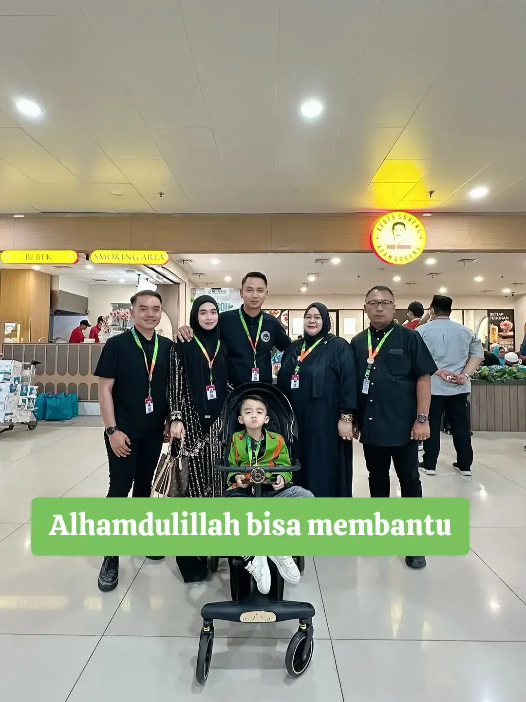 Hidup yang tenang adalah impian banyak orang dan meskipun setiap individu mempunyai cara dan pandangan tersendiri tentang ketenangan ada beberapa prinsip atau kunci yang dapat membantu mencapai hidup yang lebih tenang Berikut adalah beberapa kunci utama dalam mencapai ketenangan hidup  1.Mendekatkan Diri Kepada Allah Bagi umat Islam mendekatkan diri kepada Allah adalah sumber utama ketenangan hati Dalam Surah ArRad ayat 28 Allah berfirman Ingatlah hanya dengan mengingat Allah hati menjadi tenang Ketaatan kepada Allah melakukan ibadah dengan penuh keikhlasan dan memperbanyak doa serta zikir dapat membawa ketenangan jiwa  2.Bersyukur Rasa syukur atas segala nikmat yang diberikan oleh Allah dapat membantu seseorang merasa lebih puas dan tenang dalam hidup Ketika seseorang bersyukur dia akan melihat halhal positif dalam hidupnya meskipun dalam situasi yang sulit Syukur mengubah cara pandang kita terhadap kehidupan dan membawa ketenangan batin  3.Memaafkan Diri Sendiri dan Orang Lain Memaafkan adalah salah satu cara terbaik untuk mendapatkan ketenangan Ketika seseorang memaafkan ia melepaskan beban emosional yang bisa mengganggu ketenangannya Memaafkan orang lain serta diri sendiri membantu kita melepaskan rasa sakit dan dendam yang tidak perlu  4.Menerima Takdir dan Realiti Hidup Ketenangan datang ketika kita mampu menerima kenyataan hidup dengan lapang dada Setiap orang menghadapi ujian cabaran dan kesulitan Tetapi jika kita menerima bahawa kehidupan ini penuh dengan ketidakpastian dan kesulitan kita akan lebih mudah menghadapinya tanpa stres berlebihan  5.Mengatur Hati dan Pikiran Ketenangan hidup sering kali berhubung dengan ketenangan batin Mengatur hati dan pikiran melalui latihan seperti meditasi zikir atau latihan pernapasan dapat membantu menenangkan emosi dan mengurangi stres Fokus kepada halhal positif juga penting untuk menghindari perasaan cemas dan khawatir  6.Mengelola vvaktu dengan Baik Hidup yang tenang juga berkait rapat dengan kemampuan kita mengatur waktu dengan bijak Menghindari kelelahan akibat pekerjaan yang menumpuk dan mengatur waktu untuk beristirahat serta berkumpul dengan orangorang yang kita sayangi dapat memberi ketenangan dalam hidup  7.Menjaga Keseimbangan dalam Hidup Keseimbangan antara pekerjaan keluarga ibadah dan waktu untuk diri sendiri sangat penting untuk mencapai ketenangan Mengutamakan aspekaspek yang memberi kebahagiaan dan kedamaian akan membantu menghindari kehidupan yang penuh tekanan  8.Bersedekah dan Berbuat Baik kepada Orang Lain Bersedekah tidak hanya memberi manfaat kepada penerima tetapi juga memberi ketenangan kepada pemberi Dengan berbagi kita merasa bahwa hidup ini lebih bermakna dan penuh berkah Membantu orang lain juga mengurangi rasa egois dan memperkuat hubungan sosial yang berdampak positif pada ketenangan hati  9.Menjaga Kesehatan Fisik Tubuh yang sehat mendukung pikiran dan perasaan yang tenang Olahraga secara teratur tidur yang cukup makan dengan pola yang sehat dan menjaga kebersihan diri adalah halhal penting untuk menjaga kesehatan fisik yang langsung mempengaruhi ketenangan jiwa  10.Menerapkan Sifat Sabar dan Tawakal Sabar dalam menghadapi ujian hidup dan tawakal kepada Allah adalah kunci utama untuk hidup tenang Sabar memungkinkan kita untuk tetap tenang dalam situasi yang penuh tekanan sementara tawakal memberi keyakinan bahwa segala sesuatu sudah ada dalam takdir Allah dan ada hikmah di balik setiap peristiwa  11.Menjauhi Perbandingan Sosial Sering kali ketenangan terganggu ketika kita membandingkan diri kita dengan orang lain Setiap orang memiliki perjalanan hidup yang unik dan membandingkan diri hanya akan membawa rasa tidak puas Fokus pada diri sendiri dan syukur atas apa yang telah diberikan akan memberikan ketenangan