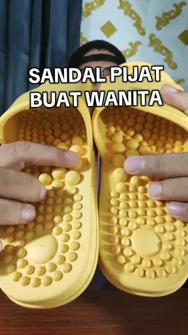 Sandal pijat wanita, yang bahannya lentur, lembut, dan empuk banget, karena bahannya dari karet PVC. Selain kuning, ada juga pilihan warna lainnya yang bisa dipilih. Selain buat refleksi kesehatan kaki, sandal ini bagus juga buat sandal di rumah dan kesaharian. #sandalpijat #sandalpijatrefleksi #sandalrefleksi #sandalwanita #sandalrefleksiwanita 