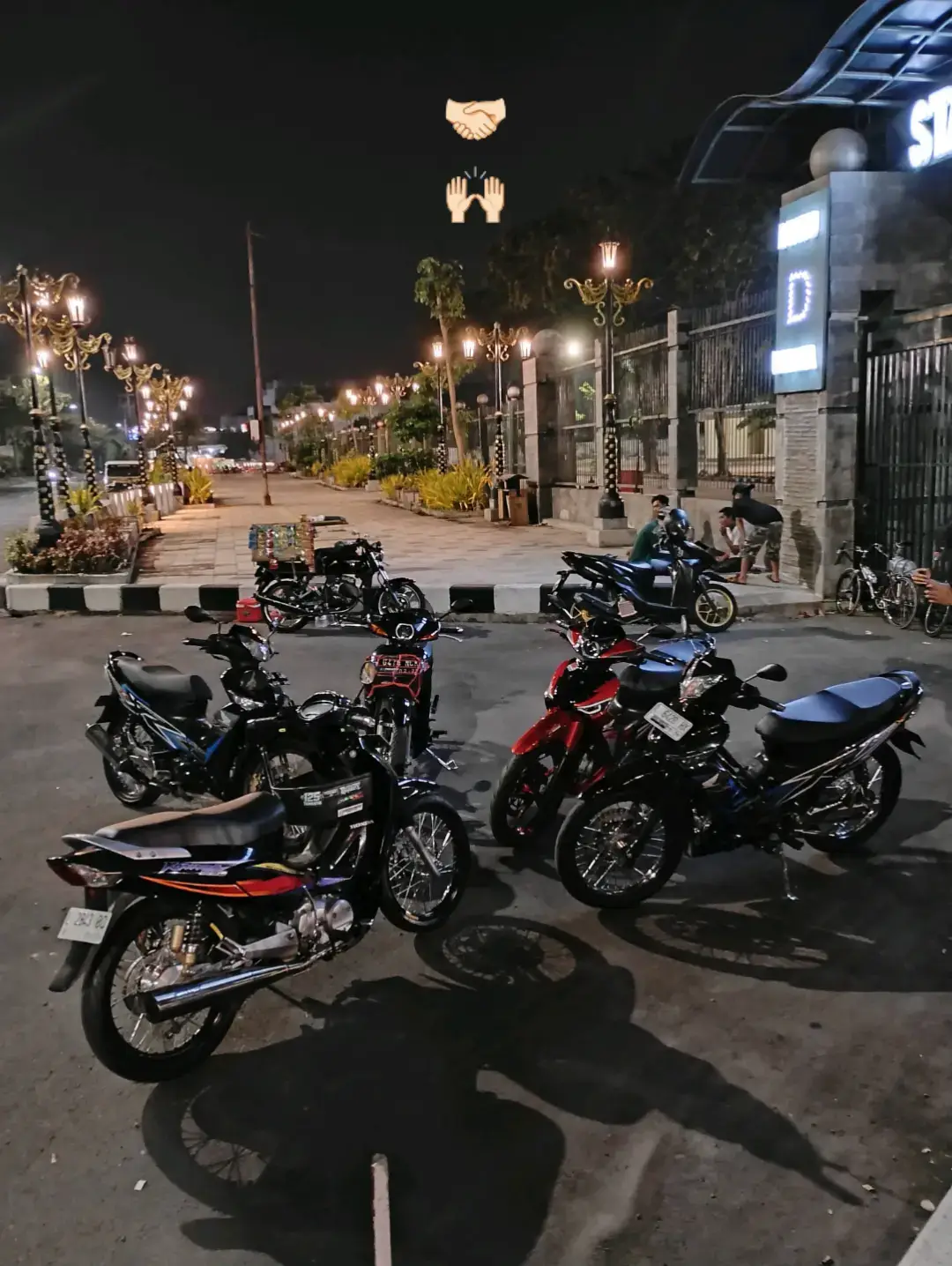 🧕🏻 : kok diajalan banyak yg nyapa kamu? 👦🏻 : dulu juga semua gak saling kenal,gegara motor ini jadi semua kenal saling sapa. yg disuka teman teman ini biasanya orangnya jaga kesopanan,gak sok jagoan ,gak sombong dan omongan gak terlalu tinggi. dan satu lagi gak baperan. jadi bawa asik aja.  🧕🏻 : oh gitu,yaudah aku login kph ya.  👦🏻 : kan kamu aku bonceng 😌 DUDUK SAMA RATA ,BERDIRI GERINGGINGEN  #suprax125  #kphstyle  #suprabapak  #supraganteng  #supraholic 