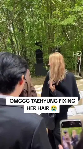OMGGG TAEHYUNG FIXING HER HAIR 😭#TAEHYUNGxCELINE #CELINESUMMER2026 