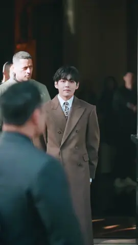 Nam chính của tui đây rồi😜 tuyệt đối điện ảnh nah🐻 V FOR PARIS FASHION WEEK  CELINE AMBASSADOR TAEHYUNG  ##TAEHYUNGxCELINE##VxCELINEPFW##CELINESUMMER2026##PFW@celineofficial    