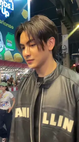 เดินผ่านแบบต่อหน้าต่อตาไล่เกือบชนกัน แล้วคุณณราวิชญ์ @ppnaravit  หันมามองกล้องด้วยอ่ะ นี่เพิ่งมาเห็นตอนตัดวิดีโอ เพราะตอนถ่ายมองพวกเขาด้วยตาเนื้อกล้องไหลมาก (ลงคลิปย้อนหลัง) @JASP_EROFFICIAL  @Chen Joong @Santa @Thanaboon Kiatniran  #jasper #ppnaravit #joongarchen #santapongsapak #aou_tnbknr 