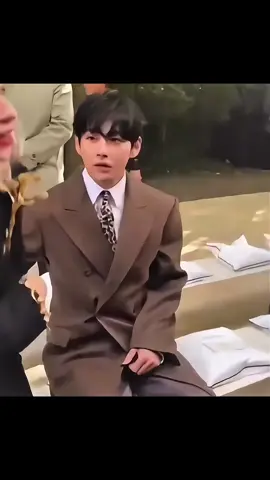 Tatapan nya kya ga mau ditinggal 😭🤏🏻 #taehyung  // #xyzabc #bts #tae #bangtan