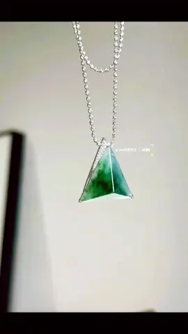 “Tinh tế, nhẹ nhàng, và đầy sức hút – như chính người mang nó.”#ngocphithuy #ngọc #phongthuytamlinh #jadeite #daychuyen 