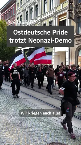 In Metropolen wie Wien oder Berlin nehmen jedes Jahr Hunderttausende an Pride-Paraden teil, um für die Rechte queerer Menschen einzutreten. Immer wieder wird dabei diskutiert, ob es sich noch um politischen Protest handelt oder längst nur noch um eine bunte Party. In Görlitz, einer sächsischen Grenzstadt, stellt sich diese Frage nicht. Dort fand am vergangenen Wochenende zum vierten Mal der Christopher Street Day statt, begleitet von einem enormen Polizeiaufgebot. Wie in mehreren ostdeutschen Städten wird auch dieser Umzug jedes Jahr von einer rechtsextremen Gegendemonstration begleitet. Im Vorfeld des CSD wurden laut Wojciech Urlich, dem Veranstalter der Pride, an 27 Standorten systematisch Plakate beschädigt und meist komplett gestohlen. Unter den Gegendemonstrierenden waren unter anderem Mitglieder der Jungen Nationalisten, der Jugendorganisation der neonazistischen Partei Die Heimat, sowie Angehörige der rechtsextremen Gruppierung Deutsche Jugend voran. Bei der Bundestagswahl wählte in der 57.000-Einwohner-Stadt Görlitz fast jeder Zweite die AfD, die in Sachsen vom deutschen Verfassungsschutz als gesichert rechtsextrem eingestuft wird. #derstandard #ostdeutschland #nachrichten #afd #Pride 