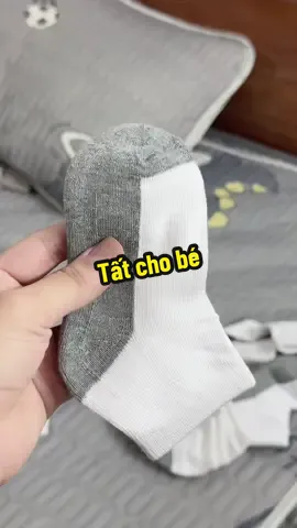 Tất cho bé 