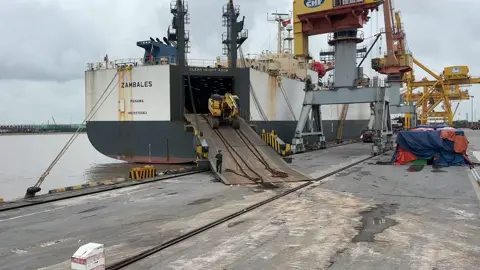 PC200-11 (2019). Sau bao ngày long đong trên biển thì cuối cùng em nó cũng đặt chân tới Việt Nam. #vuivinhphuc #chomaycongtrinh #mayxuc #komatsu #pc200