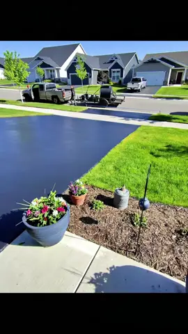 Satisfying with sealcoating asmr #sealcoating #StressRelief #minnesota #satisfying #oddlysatisfyingvideo 