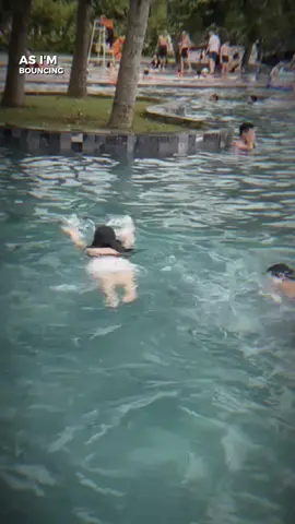 Nay dám solo bơi hả 😏