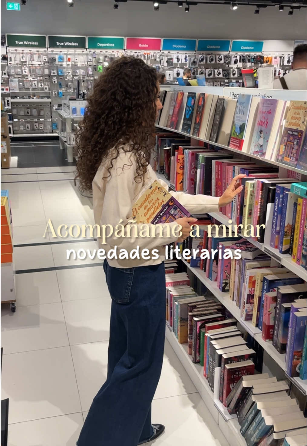 Ir a ver libro y novedades literarias es uno de mis planes preferidos. Siempre salgo con varios libros nuevos o apuntados en mi wishlist. Ayer estuve en el @FnacEs mirando libros y hubo varios que me llamaron muchísimo la atención 🩷. 💌 ¿Habéis leído alguno de estos libros? ¿Alguno os llama la atención? Os leo en comentarios. #booktokespañol #BookTok #libros #novedadesliterarias @Penguin España @MatchStories 