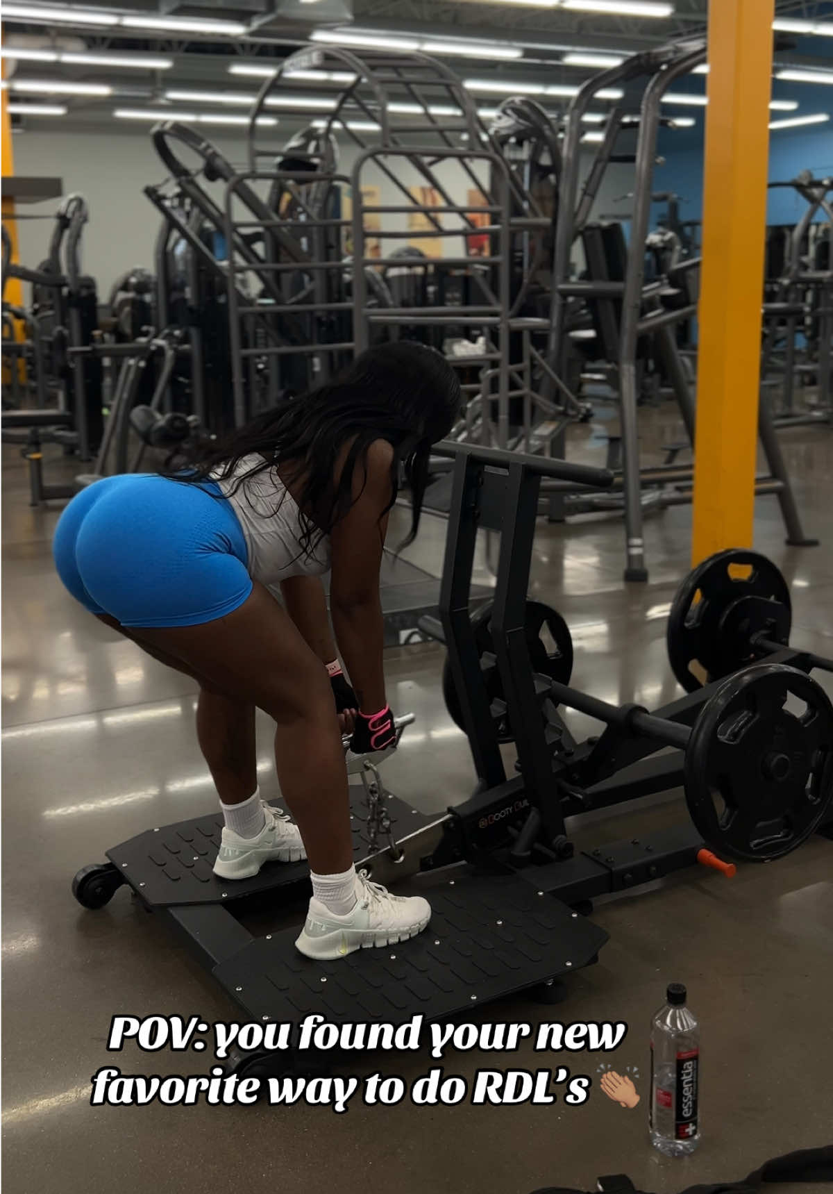 Using this machine makes the movement sooo much easier. Zero back pain felt lol. #gym #girlswholift #glutes #rdls #fyp 