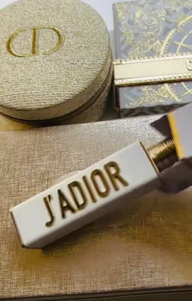 💛Dior J’Adior Solid Perfume (nước hoa dạng thỏi) phiên bản Holiday năm nay có sang quá hum ✨😝 Ai muốn là người sở hữu đầu tiên ahh 🤭 ✨ J’Adior Eau de Parfum Solid Perfume (trắng bạc)  • Hương J’Adior Eau de Parfum cổ điển  • Tông floral quyến rũ, nhẹ nhàng hơn ✨ J’Adior L’Or Rose Solid Perfume (vàng gold)        • Phiên bản L’Or Rose, sang trọng  • Hương hoa sáng bừng, nổi bật, rực rỡ hơn.      Đậm đặc hơn bản EDP #DiorHoliday #dior #perfume #jadior 