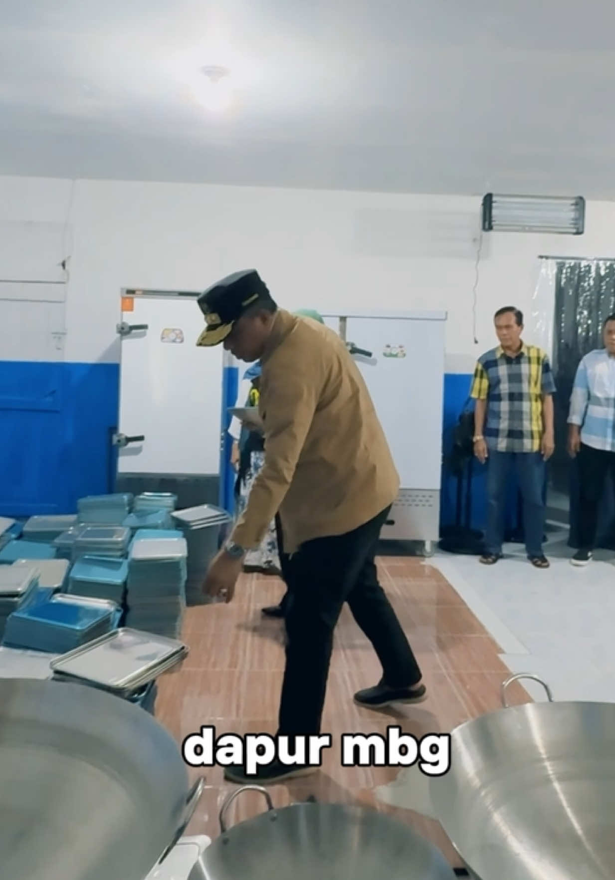 Meninjau langsung persiapan Dapur MBG memberi saya keyakinan bahwa program ini adalah jalan menuju masa depan gemilang anak-anak Indonesia. Dari dapur inilah semangat pelayanan tumbuh memastikan setiap anak mendapatkan asupan bergizi agar tumbuh sehat, cerdas, dan kuat. Sebagai Gubernur Sulawesi Tengah, saya berkomitmen untuk mengawal penuh program mulia Presiden @prabowo ini. Karena setiap makanan yang keluar dari dapur MBG adalah bagian dari cita-cita besar kita bersama: mewujudkan Indonesia Emas 2045, bangsa yang mandiri, berdaulat, dan sejahtera.