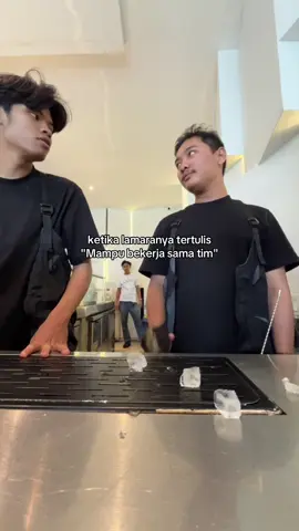 Bekerja sama dalam melakukan kebodohan😎 . . . #barista #baristalife #baristaproblems #coffee 