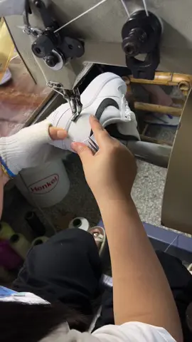 Real sneaker factory.Shipped all over the world.Free QC inspection.One pair can sent.#sneakers #factory #shoes #factorywork #fyp #nike #nikedunk #nikeshoes #wholesale #parcel 