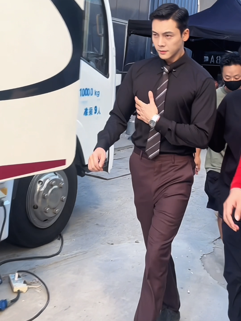 William Chan’s suit and shirt styles in Love’s Ambition are all so charming 霸总沈皓明居家穿搭，西装领带配洞洞鞋，每一组造型都好看，走路带风太帅了！陈伟霆许我耀眼片场路透 #陳偉霆 #WilliamChan  #陈伟霆  #actor #fashion #cdrama #赵露思 #ZhaoLusi #lovesambition #许我耀眼 #陈伟霆许我耀眼   #九门 #TheTreasuredBajiaBook