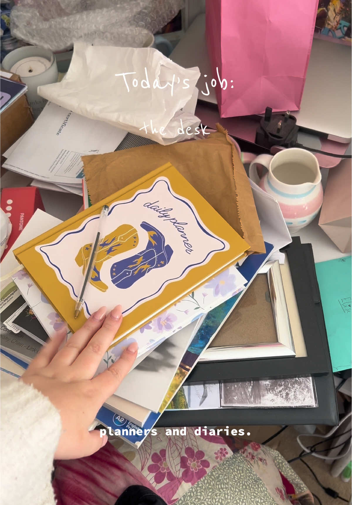 Replying to @laus01x We’re in this together! Sorting my room out is a long haul task 😭 but we are DOING IT ! 💗 #roomtransformation #sundayreset #desk #reset #tidywithme 