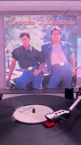 Essa é um clássico que não pode faltar. Música: Talismã  Ano: 1990 #leandroeleonardo #leonardo #recordacoes #anos90 #lps 