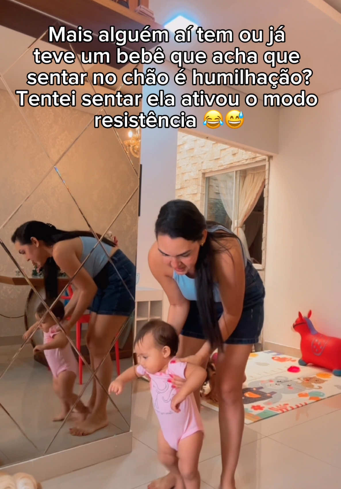 Tentei deixar sentadinha no chão, como toda bebê… Mas a madame só quer saber de ficar em pé! É cada fase que a gente vive… e cada dia uma surpresa nova com essa pequena aventureira 💗 📌 Comenta aqui se o seu bebê também era assim! E já me segue também ❤️🙏🏻 #humor #humortiktok #bebe #familia #maternidade 