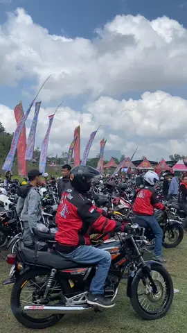 Tanda Hadir Salam Raja Salam Yamaha semakin di depan💙👑🤴info promo yamaha📞085 854 451 452#yamahatulungagung #dealeryamahatulungagung #yakuzatulungagung #1dekadeyakuzatulungagung #rxkingtulungagung 