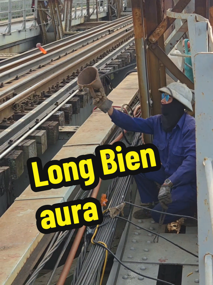 Long Bien aura farming #trainstreethanoi #mustseeinhanoi #withmyguidewevibe #travelinhanoi #travelinhanoicity 