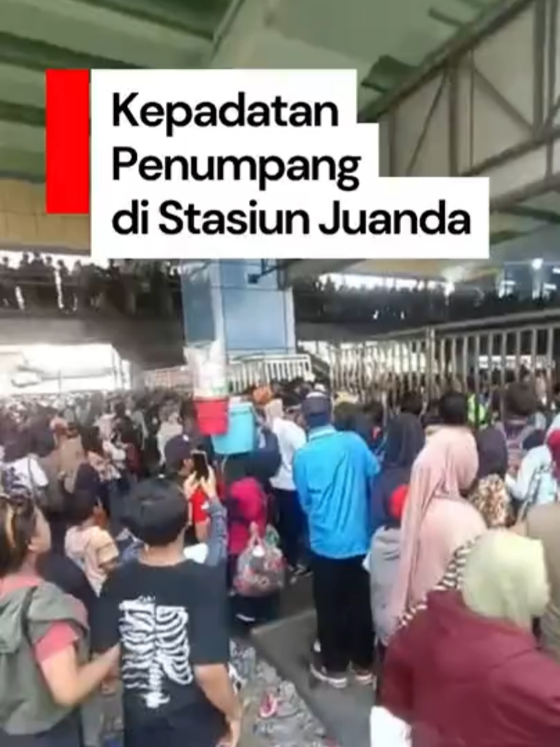 Stasiun KRL Juanda, Jakarta Pusat, dipadati penumpang pada Minggu (5/10) siang. Nampak antrean panjang mengular hingga ke luar area pintu masuk stasiun. Creator: Dian Fitriyanah  #stasiunjuanda #huttni #hutke80tni #stasiun #detikcom