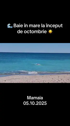 🌊 Deși e deja octombrie, un bărbat a profitat de vremea blândă și a făcut baie în mare, pe o plajă din Mamaia.  20 de grade în aer și 18 în apă – suficient cât să mai simți puțin din gustul verii. ☀️