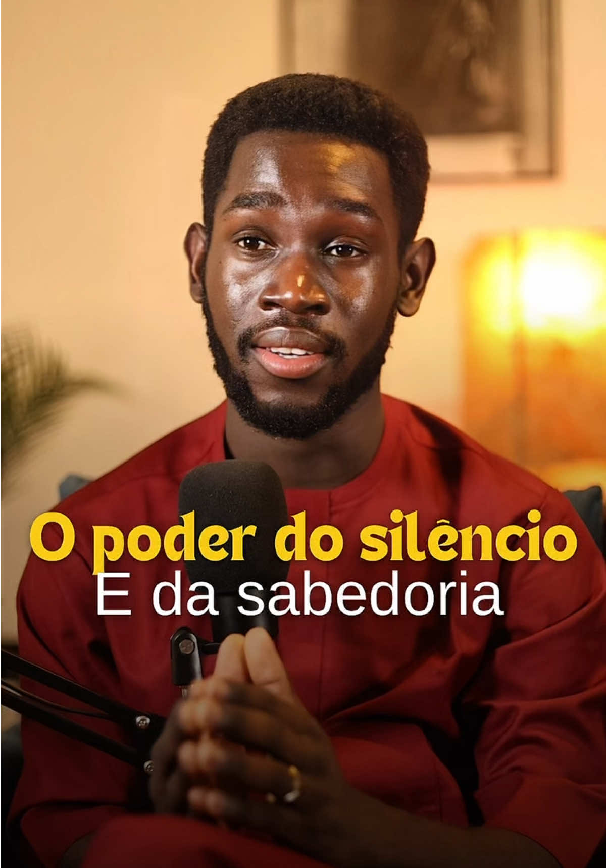 Vale mais responder um ataque com palavras... ou com silêncio? Deixa tua opinião nos comentários! Quem responde ofensa com silêncio, mostra que não briga por lama quando foi feito para reinar. O porco se diverte na sujeira... o leão apenas observa de cima. A força nem sempre ruge - às vezes, apenas se cala.