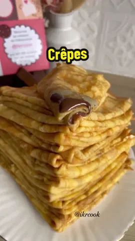 💢 CRÊPES INRATABLE 💢 Voici la recette des crêpes inratable et sans grumeaux. Fondante en bouche avec un goût de beurre. Vous pouvez diviser les quantités par deux pour en avoir une dizaine.  Il vous faut :  250 gr de farine 60 gr de sucre en poudre 6 œufs ( heu oui 😅) 80 ml d’huile  80 gr de beurre fondue 750 ml de lait  Dans un saladier, versez la farine tamisée, du sucre les œufs un par un. Mélangez. Ajoutez l’huile et mélangez. Ajoutez le beurre fondue et mélangez. Ajoutez le lait et mélangez. Laissez reposer 1 heure ( si vous n’avez pas le temps ce n’est pas grave ) Faites chauffer une poêle, mettez une noix de beurre et avec une louche prenez un peu de la préparation.  Laissez cuire la crêpe et retourner la crêpe à l’aide d’une spatule ou comme les pros 😅😅😂 Servez chaud. Vous pouvez les tartinez de sucre en poudre, sucre glace, chocolat ou confiture. Et même nature !  Bon appétit 😋 #crepes #crêpes #ikrcook #gouter #goûter