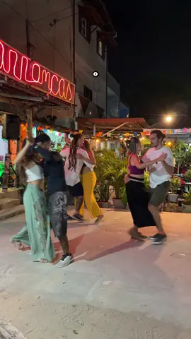 Se engana quem pensa que a cidade é só praia e sol! A noite também é cheia de música, cultura e experiências locais: 🎶 Segunda-feira → Segunda de Vagabundo: samba raiz e churrasquinho na brasa. Vai das 20h até 00h. 💃 Quinta-feira → Forró do Carrancas: aquele forrozinho pé de serra raiz, perfeito pra aprender e mergulhar na cultura nordestina. Também das 20h às 00h. 🪗 Sexta e sábado → Forró na Feira de Artesanato: mistura turistas e locais, rola dança, forró animado e ainda dá pra aproveitar a feirinha pra fazer comprinhas. 🥁 Domingo → Forró do Figa pra fechar a semana da melhor maneira  #natalrn #vidanoturna #forró #samba #mochilão  