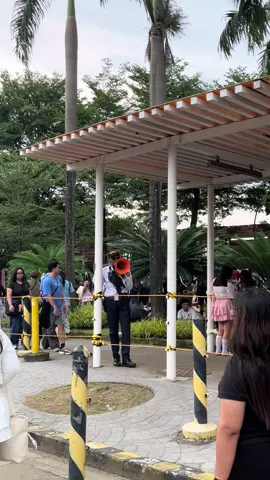 “Ngayon ang inyong graduation. Congratulations sa lahat ng mga graduate.” Hahaha nilaro nya talaga. #twice #pharenabulacan #concertph 