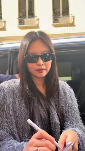 #jennie with her fans today in Paris #fasionweek #paris #chanel 